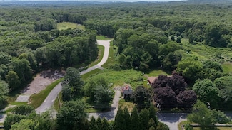 458 Lake Rd, Tiverton, RI 02878
