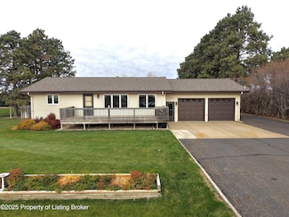 226 Palm Beach Rd, Dickinson, ND 58601