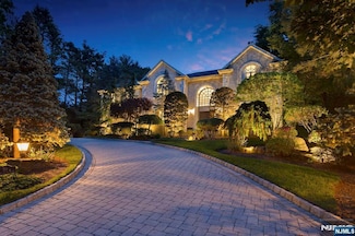 30 Peter Lynas Ct, Tenafly, NJ 07670