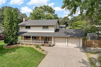 905 Oakwood Terrace, Champlin, MN 55316