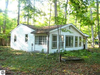 15711 E Cherry Park Dr, Northport, MI 49670