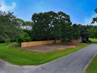 1425 W Blum St, Alvin, TX 77511