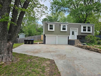 3518 SE Shorewood Dr, Topeka, KS 66605