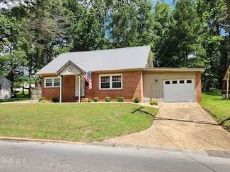 1004 E Blythe St, Paris, TN 38242