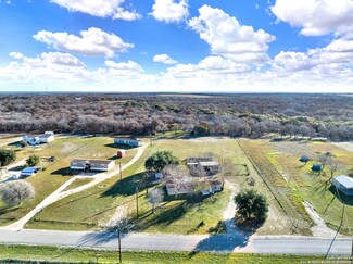 120 Rolling Hills Dr, La Vernia, TX 78121