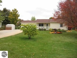 1701 Green Lawn Dr, Grawn, MI 49637