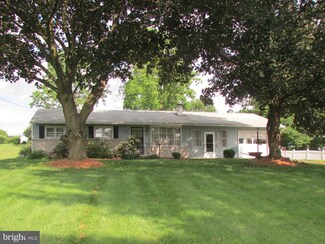 87 Twin Hill Dr, Waynesboro, PA 17268