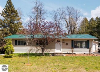 9869 E Cherry Bend Rd, Traverse City, MI 49684