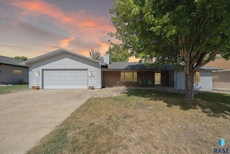 2804 E 52nd St, Sioux Falls, SD 57103