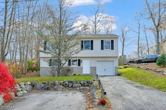 96 Papscoe Rd, Hewitt, NJ 07421
