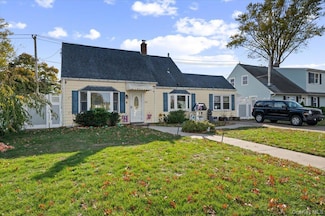 54 Hickory Ln, Levittown, NY 11756