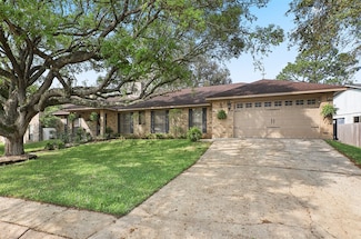 115 Bayou Glen St, Hitchcock, TX 77563