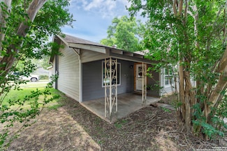 303 S 8th St, Stockdale, TX 78160