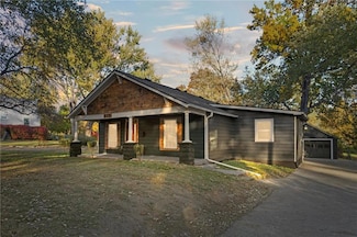 8105 Manning Ave, Raytown, MO 64138