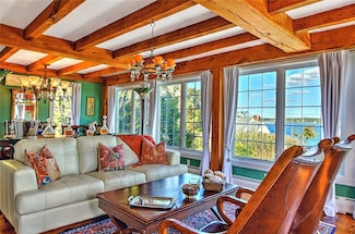 75 Macomber Ln, Portsmouth, RI 02871