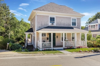 27 Quissett Ave, Woods Hole, MA 02543