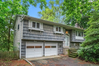 12 Ursular Ct, Smithtown, NY 11787