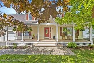 30 Overlook Ct, Hudson, NY 12534