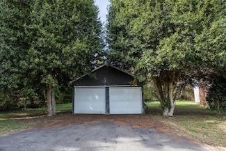 21 Cedar Ln, Kilmarnock, VA 22482