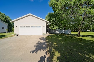 1614 N Minnesota St, Mitchell, SD 57301
