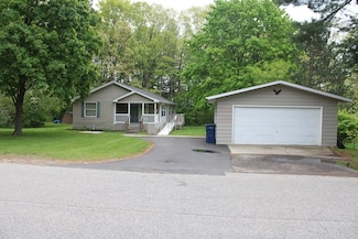 727 Old County Farm St, Harrison, MI 48625