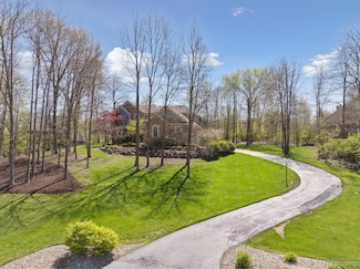 8504 Riverwalk Dr, Fenton, MI 48430