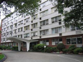 10 Hammond Pond Pkwy Unit 301, Chestnut Hill, MA 02467