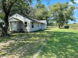 324 S State St, Flora, IL 62839