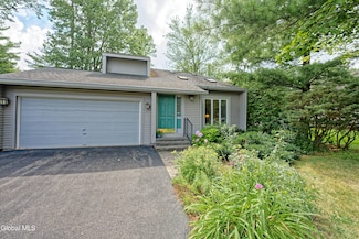 35 Warwick Way, Schenectady, NY 12309