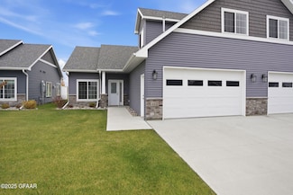 4421 Edgewood Ln, Grand Forks, ND 58201