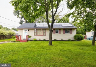 3 Indian Queen Ln, Lumberton, NJ 08048