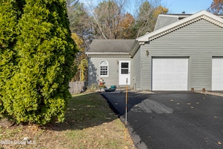 7092 Suzanne Ln, Schenectady, NY 12303