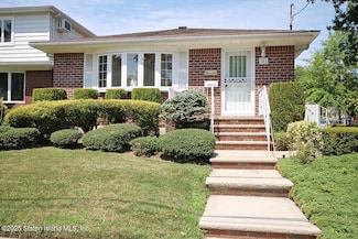 351 8th St, Staten Island, NY 10306