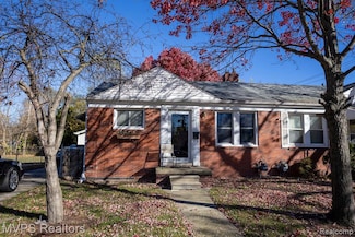 19007 Roscommon St, Harper Woods, MI 48225