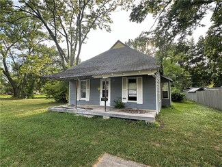 429 S Kentucky St, Iola, KS 66749