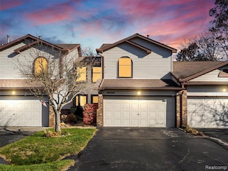 9026 E Bluewater Dr, Clarkston, MI 48348