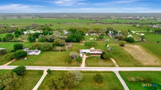 473 Hollybrook Dr, Inez, TX 77968