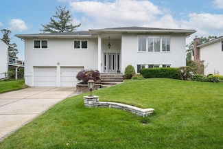 442 Old Courthouse Rd, New Hyde Park, NY 11040