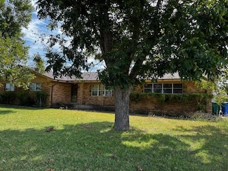 1204 E Lake Dr, Taylor, TX 76574