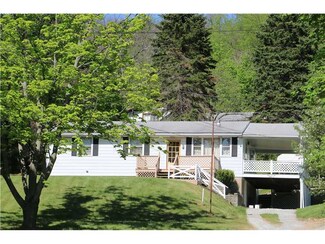 25 Half Moon Rd, Scenery Hill, PA 15360