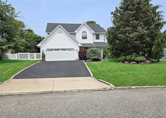 8 Long House Way, ComMacK, NY 11725