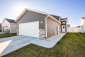 6621 Thomas St, Horace, ND 58047