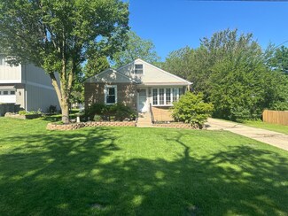 411 Meadow Ln, Lake In the Hills, IL 60156
