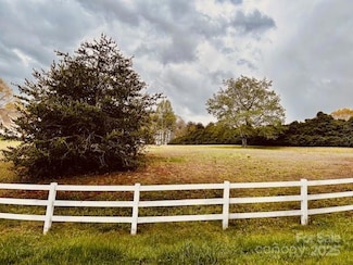 6161 Willowbottom Rd, Hickory, NC 28602