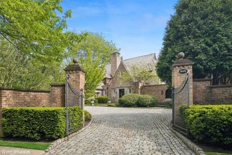 885 Maplewood Rd, Lake Forest, IL 60045