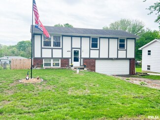 14720 N Grandview Dr, Chillicothe, IL 61523