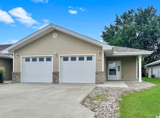 418 Maupin Ln, Sergeant Bluff, IA 51054