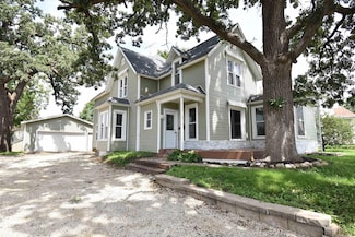 812 1st St E, Independence, IA 50644