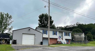 17 Hampton Dr, Lost Creek, WV 26385