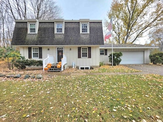 2581 N Arbutus Ct, Midland, MI 48642